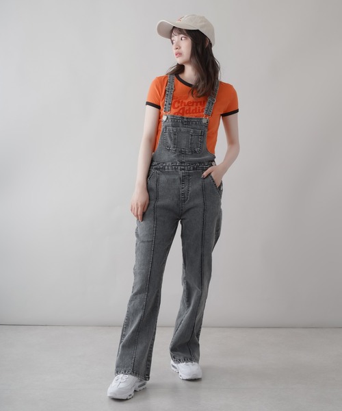 SPINNS(スピンズ)の「デニムフレアオーバーオール(サロペット/オーバーオール・レディース・ブルー/インディゴブルー/ブルー系/ブラック系・ONESIZE)」の12枚目の写真