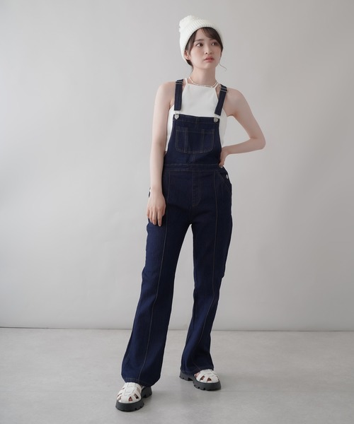 SPINNS(スピンズ)の「デニムフレアオーバーオール(サロペット/オーバーオール・レディース・ブルー/インディゴブルー/ブルー系/ブラック系・ONESIZE)」の15枚目の写真