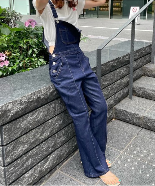 SPINNS(スピンズ)の「デニムフレアオーバーオール(サロペット/オーバーオール・レディース・ブルー/インディゴブルー/ブルー系/ブラック系・ONESIZE)」の20枚目の写真