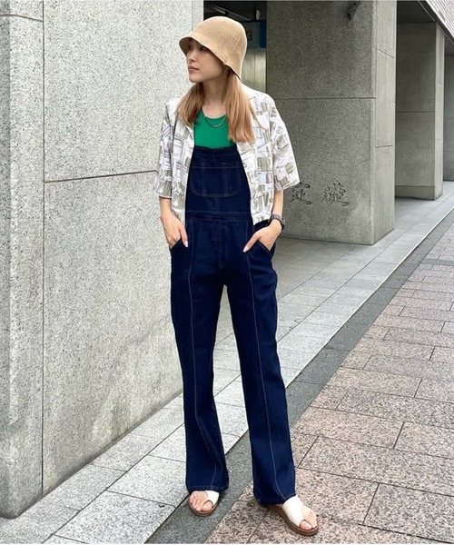 SPINNS(スピンズ)の「デニムフレアオーバーオール(サロペット/オーバーオール・レディース・ブルー/インディゴブルー/ブルー系/ブラック系・ONESIZE)」の18枚目の写真