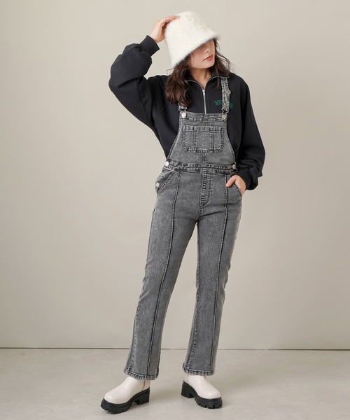 SPINNS(スピンズ)の「デニムフレアオーバーオール(サロペット/オーバーオール・レディース・ブルー/インディゴブルー/ブルー系/ブラック系・ONESIZE)」の8枚目の写真