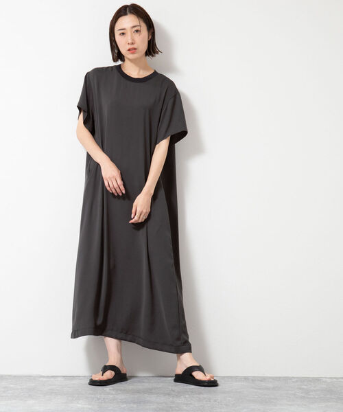 NOLLEY’S（ノーリーズ）の「【WEB限定サイズあり】サテンTシャツワンピース（ワンピース・レディース・チャコールグレー/ブラック/ネイビー・2/3）」の4枚目の写真