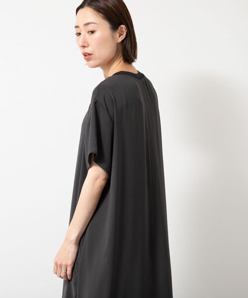 NOLLEY’S（ノーリーズ）の「【WEB限定サイズあり】サテンTシャツワンピース（ワンピース・レディース・チャコールグレー/ブラック/ネイビー・2/3）」の6枚目の写真