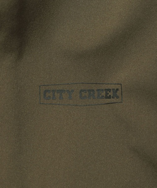 niko and...（ニコアンド）の「[CITY CREEK]フロントポケットアノラック（マウンテンパーカー・メンズ・オリーブ・MEDIUM）」の13枚目の写真