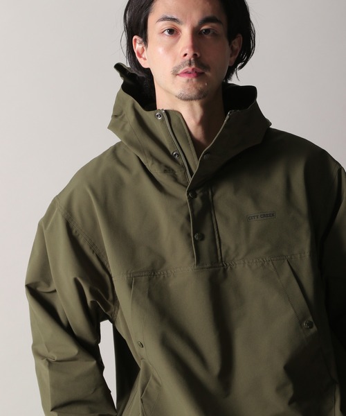 niko and...（ニコアンド）の「[CITY CREEK]フロントポケットアノラック（マウンテンパーカー・メンズ・オリーブ・MEDIUM）」の9枚目の写真