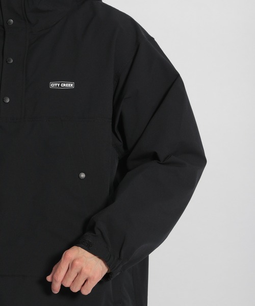 niko and...（ニコアンド）の「[CITY CREEK]フロントポケットアノラック（マウンテンパーカー・メンズ・オリーブ・MEDIUM）」の8枚目の写真