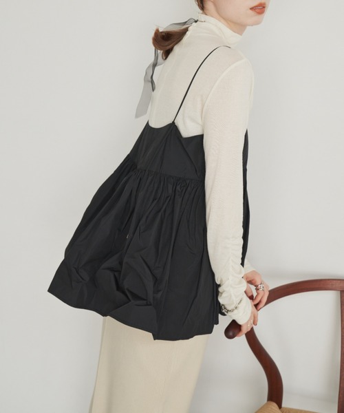 トップス hina hinari（ヒナリ）の「ギャザーハイネックシアートップス（T