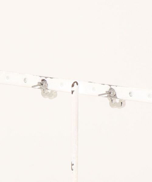 MARY QUANT(マリークワント)の「ハーフストーンデイジー ピアス2(ピアス(両耳用)・レディース・シルバー/ピンクゴールド/ゴールド・FREE)」の7枚目の写真