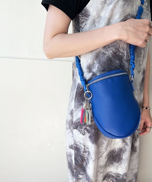 COMMON WARE(コモンウェアー)の「EM: cheek egg pouch shoulder チーク エッグポーチショルダー(ショルダーバッグ・レディース・アイボリー/ブルー/グリーン/ブラック・FREE)」の4枚目の写真