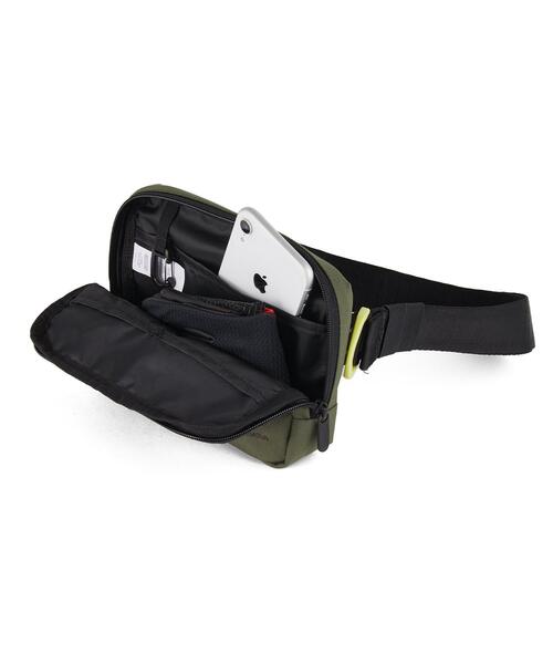 UNDER ARMOUR(アンダーアーマー)の「UAルードン ウエストバッグ クロスボディ(トレーニング/メンズ/レディース)(ボディバッグ/ウエストポーチ・レディース・カーキ・ONESIZE)」の4枚目の写真