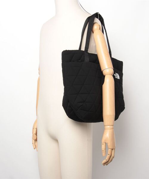 THE NORTH FACE(ザノースフェイス)の「THE NORTH FACE Geoface Tote / ザ・ノース・フェイス ジオフェイス トート(トートバッグ・メンズ・ブラック・FREE)」の5枚目の写真
