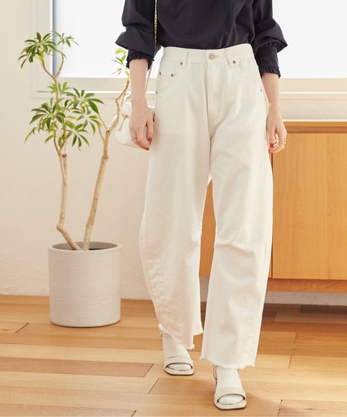 ANGIE（アンジー）の「カーブパンツ（デニムパンツ・レディース・ブルー/ホワイト/ネイビー・FREE）」の2枚目の写真