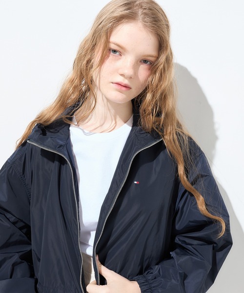 TOMMY HILFIGER(トミーヒルフィガー)の「トランジショナルウィンドブレーカーパーカー(マウンテンパーカー・レディース・ベージュ/ネイビー・MEDIUM/SMALL/X-SMALL)」の2枚目の写真