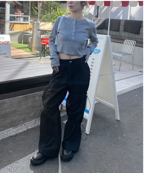 WHO'S WHO gallery（フーズフーギャラリー）の「【SLOPPY/スロッピー】フューチャーロゴヘンリーネックトップス（Tシャツ/カットソー・レディース・チャコールグレー/グレー/オフホワイト/ライトグレー/ブラック・FREE）」の5枚目の写真