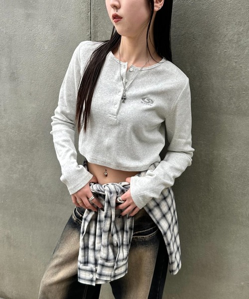 WHO'S WHO gallery（フーズフーギャラリー）の「【SLOPPY/スロッピー】フューチャーロゴヘンリーネックトップス（Tシャツ/カットソー・レディース・チャコールグレー/グレー/オフホワイト/ライトグレー/ブラック・FREE）」の2枚目の写真