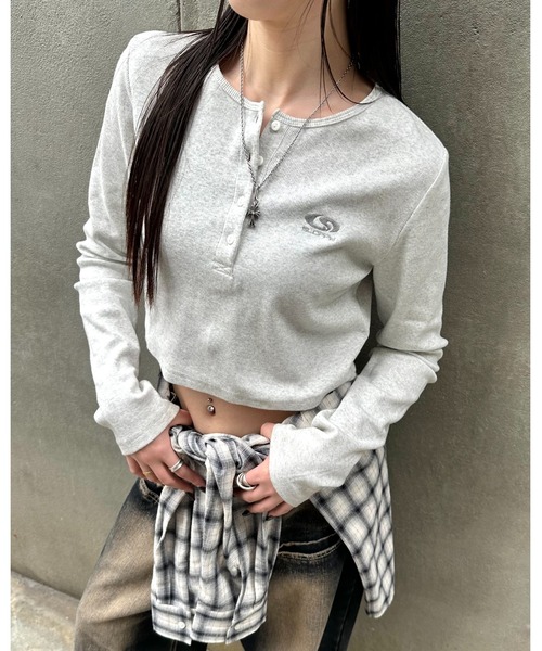 WHO'S WHO gallery（フーズフーギャラリー）の「【SLOPPY/スロッピー】フューチャーロゴヘンリーネックトップス（Tシャツ/カットソー・レディース・チャコールグレー/グレー/オフホワイト/ライトグレー/ブラック・FREE）」の8枚目の写真