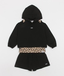 肩開きパーカー+総柄タンクトップ+ショートパンツ