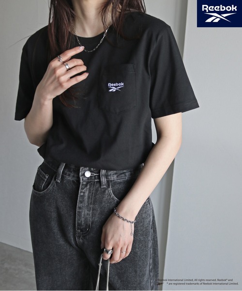 COURO(コウロ)の「【Reebok/リーボック】 ポケット付きワンポイント刺繍ロゴTシャツ(Tシャツ/カットソー・レディース・ブラック/サックスブルー/ホワイト/ネイビー・M/XL/L)」の1枚目の写真