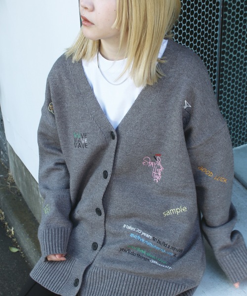 LAVEANGE(ラビアンジェ)の「刺繍ニットカーディガン(カーディガン/ボレロ・レディース・ブラック/グレー・F)」の2枚目の写真