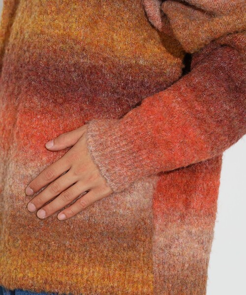 BEAMS HEART(ビームスハート)の「アソート グラデーション クルーネック ニット(ニット/セーター・メンズ・ダークブラウン/ブラウン・SMALL/MEDIUM/LARGE)」の9枚目の写真