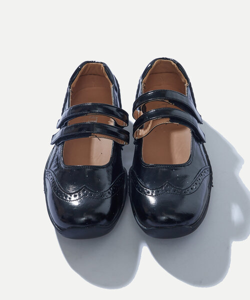 WHO'S WHO gallery（フーズフーギャラリー）の「【HiNT/ヒント】ウィングチップストラップシューズ（ローファー・レディース・ブラック/シルバー・39/38/37）」の3枚目の写真