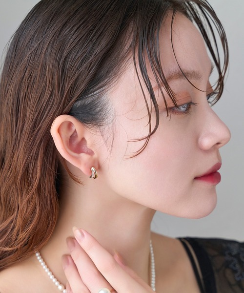 Phoebe(フィービィー)の「【金属アレルギー対応】【痛くないシリーズ】ストレートシャインクリスタルループフィットイヤリング(イヤリング・レディース・イエローゴールド/シャンパン・FREE)」の11枚目の写真