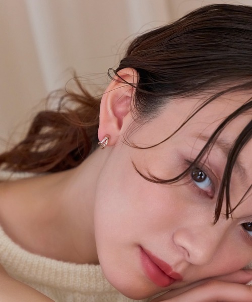 Phoebe(フィービィー)の「【金属アレルギー対応】【痛くないシリーズ】ストレートシャインクリスタルループフィットイヤリング(イヤリング・レディース・イエローゴールド/シャンパン・FREE)」の3枚目の写真