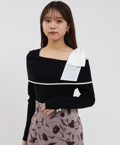 ASTORIA ODIER(アストリアオディール)の「アシメオフショル布帛リボン ニットプルオーバー(ニット/セーター・レディース・チャコールグレー/グレイッシュブルー/ホワイト/ブラック・MEDIUM)」の2枚目の写真