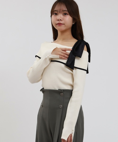 ASTORIA ODIER(アストリアオディール)の「アシメオフショル布帛リボン ニットプルオーバー(ニット/セーター・レディース・チャコールグレー/グレイッシュブルー/ホワイト/ブラック・MEDIUM)」の6枚目の写真
