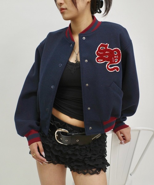 WHO'S WHO gallery（フーズフーギャラリー）の「【SLOPPY/スロッピー】ボンバージャケット（スタジャン・レディース・ブラウン/ネイビー/オフホワイト/ブラック・FREE）」の4枚目の写真