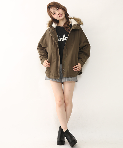 one after another NICE CLAUP（ワンアフターアナザーナイスクラップ）の「【ナイスクラップ】ファー付中綿ドルマンブルゾン（ブルゾン・レディース・カーキ/ネイビー/ベージュ・FREE）」の15枚目の写真