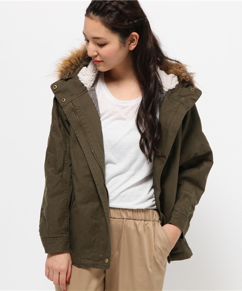 one after another NICE CLAUP（ワンアフターアナザーナイスクラップ）の「【ナイスクラップ】ファー付中綿ドルマンブルゾン（ブルゾン・レディース・カーキ/ネイビー/ベージュ・FREE）」の16枚目の写真