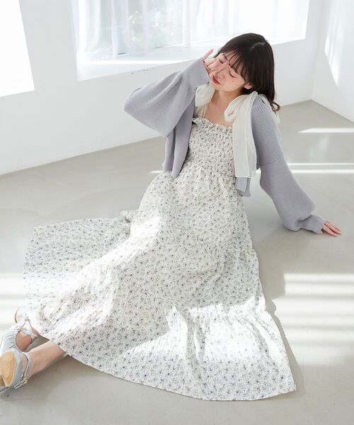 MAJESTIC LEGON（マジェスティックレゴン）の「フラワーモチーフボタンカーディガン（カーディガン/ボレロ・レディース・ブルー/ライトグリーン/アイボリー/ピンクベージュ・MEDIUM）」の5枚目の写真