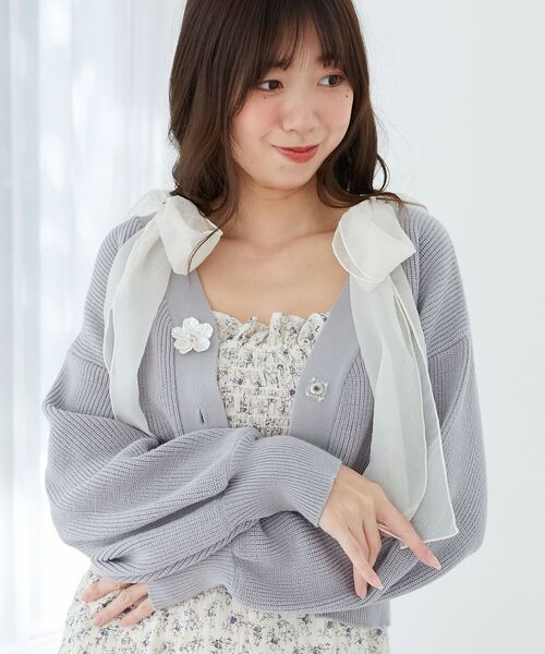 MAJESTIC LEGON（マジェスティックレゴン）の「フラワーモチーフボタンカーディガン（カーディガン/ボレロ・レディース・ブルー/ライトグリーン/アイボリー/ピンクベージュ・MEDIUM）」の10枚目の写真