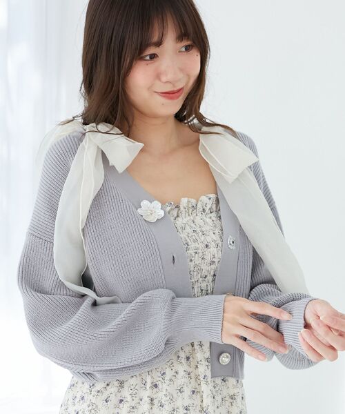 MAJESTIC LEGON（マジェスティックレゴン）の「フラワーモチーフボタンカーディガン（カーディガン/ボレロ・レディース・ブルー/ライトグリーン/アイボリー/ピンクベージュ・MEDIUM）」の11枚目の写真