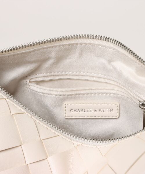 CHARLES & KEITH(チャールズ & キース)の「Ivette イヴェット ウーブンショルダーバッグ(ショルダーバッグ・レディース・シルバー/クリーム/チョコ/スミクロ/ワインレッド・S)」の20枚目の写真