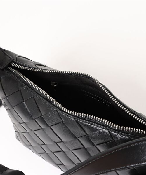 CHARLES & KEITH(チャールズ & キース)の「Ivette イヴェット ウーブンショルダーバッグ(ショルダーバッグ・レディース・シルバー/クリーム/チョコ/スミクロ/ワインレッド・S)」の8枚目の写真