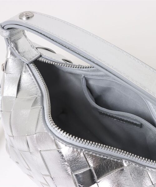 CHARLES & KEITH(チャールズ & キース)の「Ivette イヴェット ウーブンショルダーバッグ(ショルダーバッグ・レディース・シルバー/クリーム/チョコ/スミクロ/ワインレッド・S)」の7枚目の写真