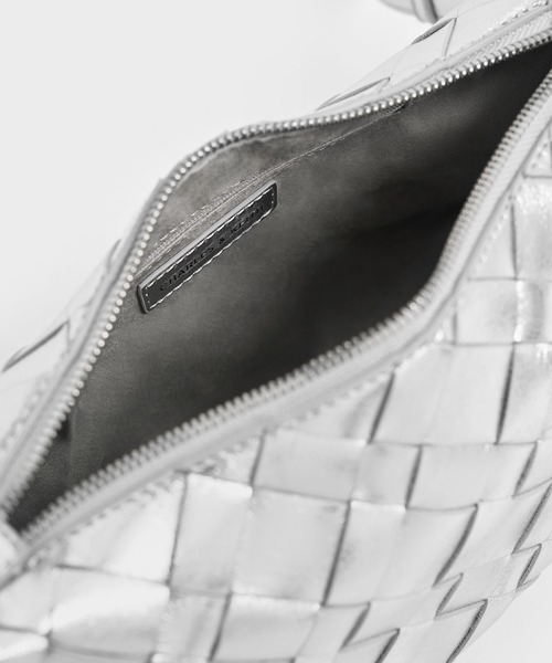 CHARLES & KEITH(チャールズ & キース)の「Ivette イヴェット ウーブンショルダーバッグ(ショルダーバッグ・レディース・シルバー/クリーム/チョコ/スミクロ/ワインレッド・S)」の13枚目の写真
