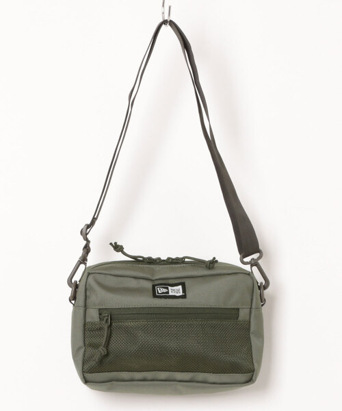 NEW ERA（ニューエラ）の「【NEW ERA/ニューエラ】SHOULDER POUCH L（ショルダーバッグ・メンズ・ブラック×ホワイト/ブラック/ストーン/オリーブ・FREE）」の3枚目の写真