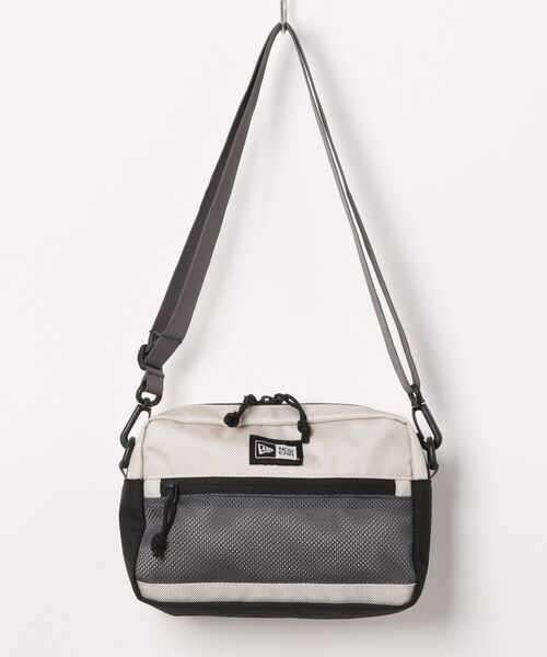 NEW ERA（ニューエラ）の「【NEW ERA/ニューエラ】SHOULDER POUCH L（ショルダーバッグ・メンズ・ブラック×ホワイト/ブラック/ストーン/オリーブ・FREE）」の4枚目の写真