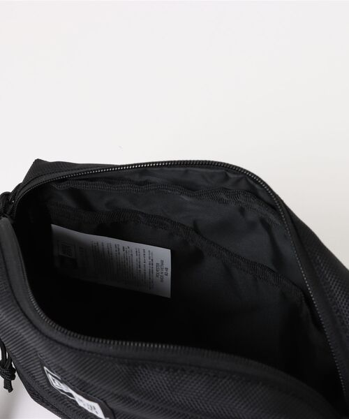 NEW ERA（ニューエラ）の「【NEW ERA/ニューエラ】SHOULDER POUCH L（ショルダーバッグ・メンズ・ブラック×ホワイト/ブラック/ストーン/オリーブ・FREE）」の20枚目の写真