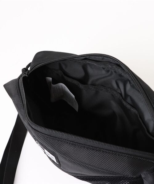 NEW ERA（ニューエラ）の「【NEW ERA/ニューエラ】SHOULDER POUCH L（ショルダーバッグ・メンズ・ブラック×ホワイト/ブラック/ストーン/オリーブ・FREE）」の21枚目の写真