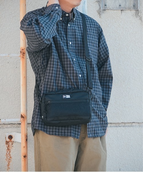 NEW ERA（ニューエラ）の「【NEW ERA/ニューエラ】SHOULDER POUCH L（ショルダーバッグ・メンズ・ブラック×ホワイト/ブラック/ストーン/オリーブ・FREE）」の2枚目の写真