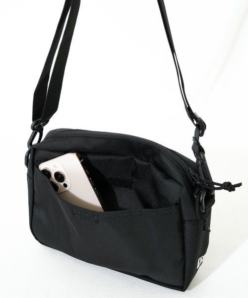 NEW ERA（ニューエラ）の「【NEW ERA/ニューエラ】SHOULDER POUCH L（ショルダーバッグ・メンズ・ブラック×ホワイト/ブラック/ストーン/オリーブ・FREE）」の12枚目の写真
