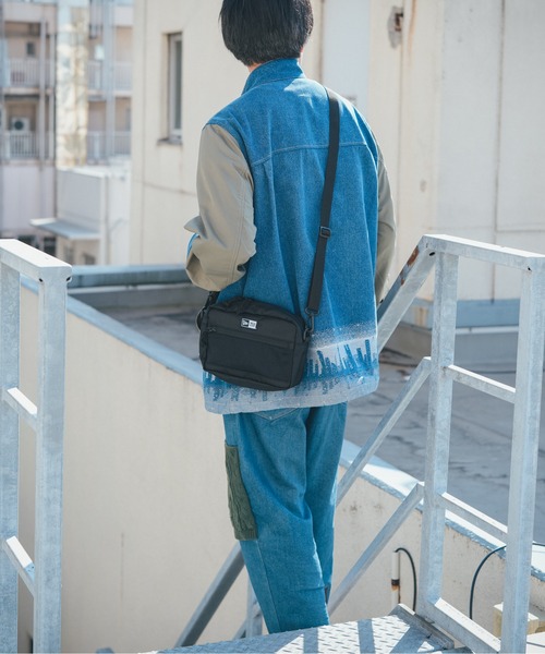 NEW ERA（ニューエラ）の「【NEW ERA/ニューエラ】SHOULDER POUCH L（ショルダーバッグ・メンズ・ブラック×ホワイト/ブラック/ストーン/オリーブ・FREE）」の5枚目の写真