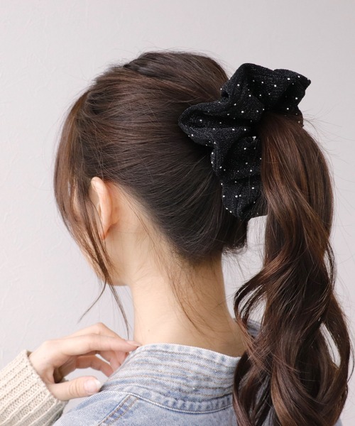 Three Four Time（ｽﾘｰﾌｫｰﾀｲﾑ）の「ドットストーンラメシュシュ（シュシュ・レディース・ブラック/シルバー・FREE）」の2枚目の写真