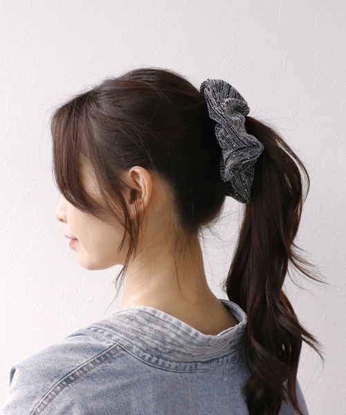 Three Four Time（ｽﾘｰﾌｫｰﾀｲﾑ）の「ドットストーンラメシュシュ（シュシュ・レディース・ブラック/シルバー・FREE）」の4枚目の写真