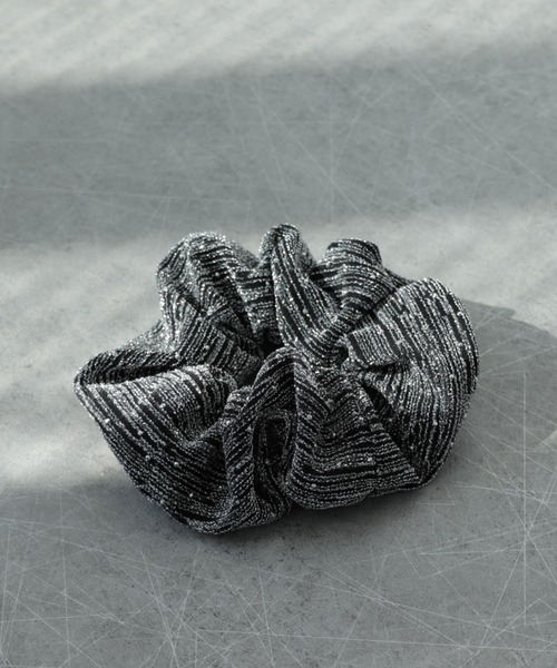 Three Four Time（ｽﾘｰﾌｫｰﾀｲﾑ）の「ドットストーンラメシュシュ（シュシュ・レディース・ブラック/シルバー・FREE）」の3枚目の写真