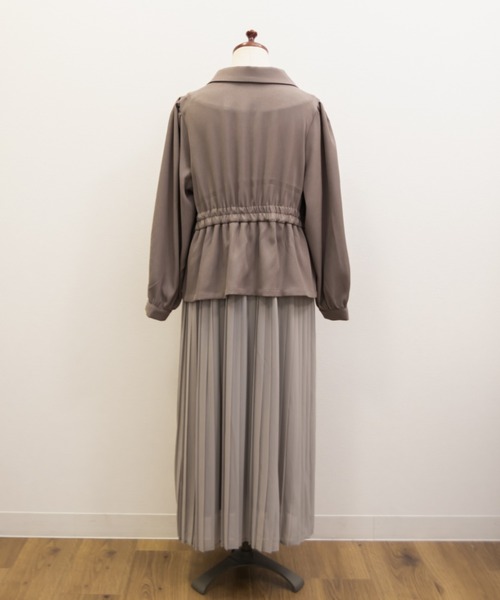 CLETTE(クレット)の「ドッキングプリーツワンピース(ワンピース・レディース・グレー/ピンク/ベージュ・4L/3L/LL)」の14枚目の写真